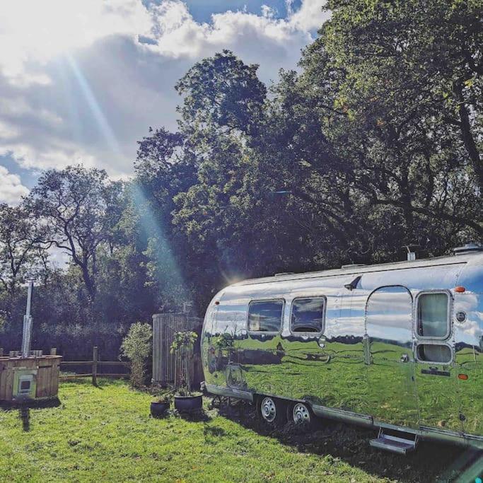 Airstream, Vintage American Caravan & Hottub Ashburton Exterior foto